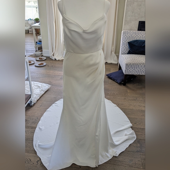 Elegant White Wedding Gown - Picture 9 of 16